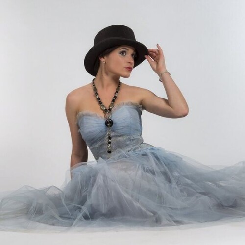 julie stackhouse 433511l 576x0 w f4e6a9dd