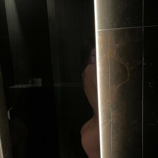 anna.ralphs-2022-07-30-2542088608-You-cant-do-without-a-selfie-in-the-shower